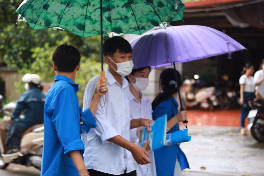 Thanh niên tình nguyện hỗ trợ thí sinh Điểm thi trường THPT Lục Nam (huyện Lục Nam).