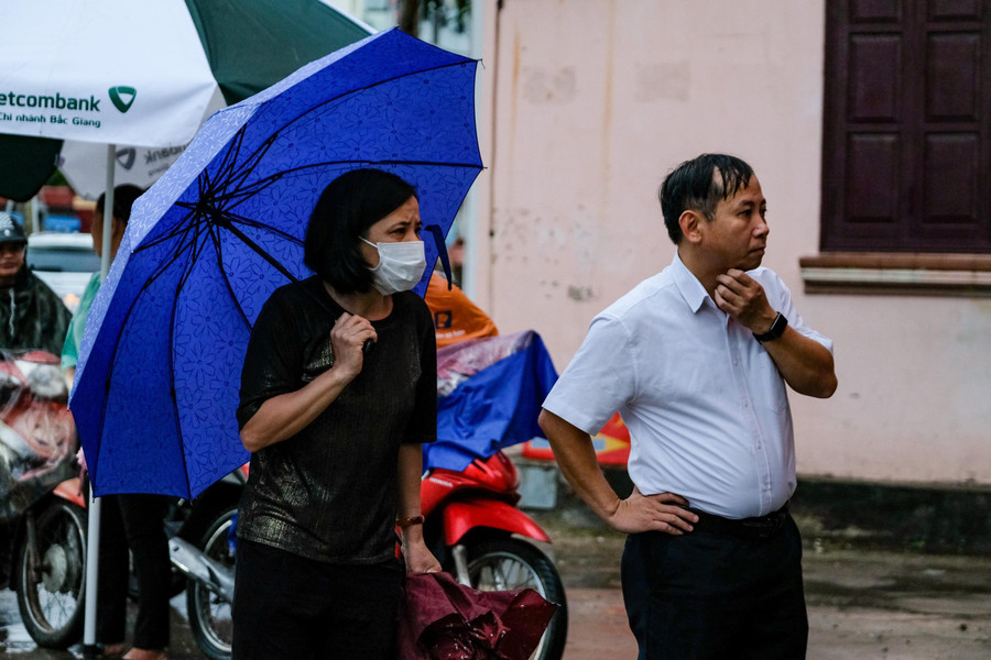 Sau khi thí sinh vào Điểm thi, phụ huyunh ngóng theo với mong mỏi thí sinh sẽ làm bài thi tốt. Sau khi thí sinh vào Điểm thi, phụ huyunh ngóng theo với mong mỏi thí sinh sẽ làm bài thi tốt.