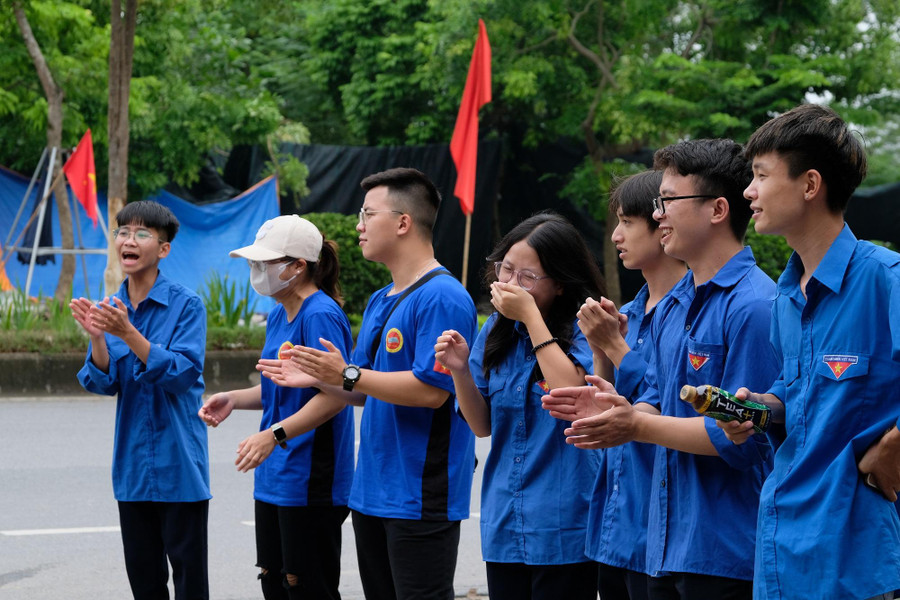 Sẵn sàng với những tràng pháo tay, nước uống để động viên thí sinh dự thi môn cuối cùng của kỳ thi tốt nghiệp THPT 2022. Sẵn sàng với những tràng pháo tay, nước uống để động viên thí sinh dự thi môn cuối cùng của kỳ thi tốt nghiệp THPT 2022.