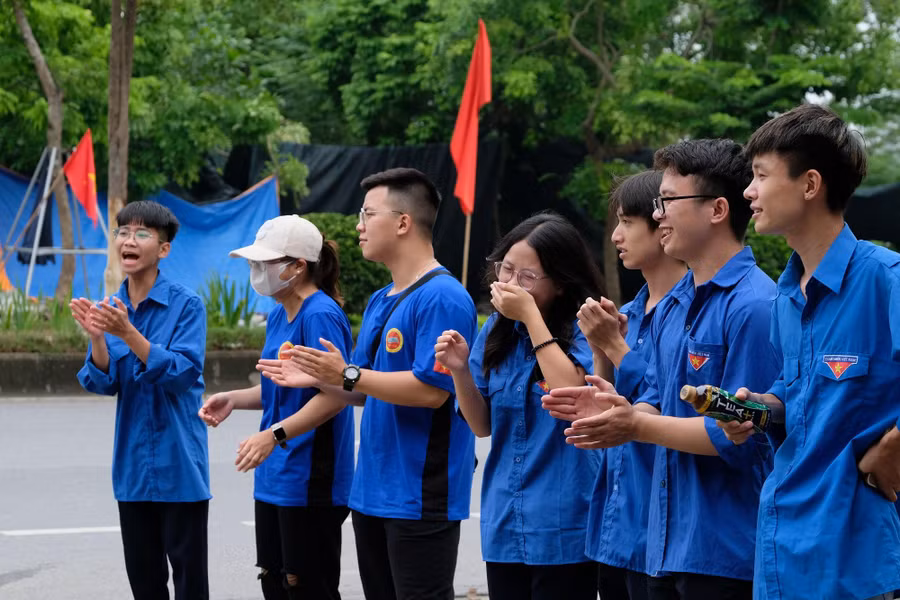 Sẵn sàng với những tràng pháo tay, nước uống để động viên thí sinh dự thi môn cuối cùng của kỳ thi tốt nghiệp THPT 2022.