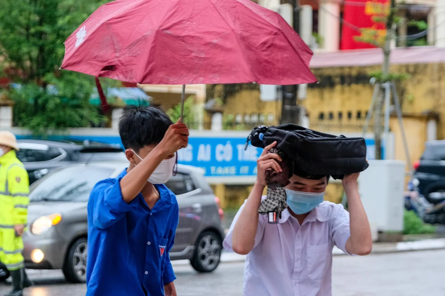 Dưới cơn mưa chiếc ô nhỏ đủ che cho thí sinh để vững tin vào những môn bài thi tổ hợp.