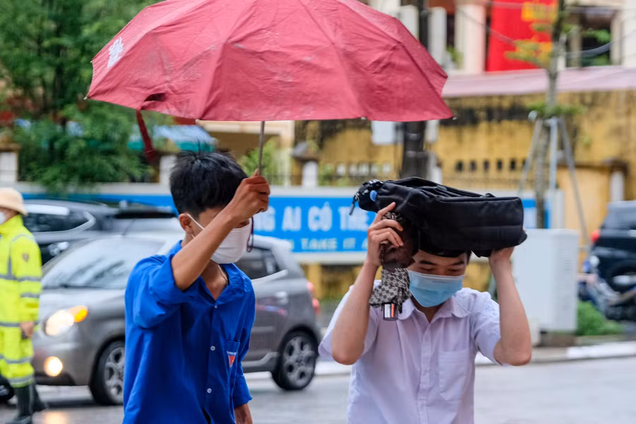 Dưới cơn mưa chiếc ô nhỏ đủ che cho thí sinh để vững tin vào những môn bài thi tổ hợp.