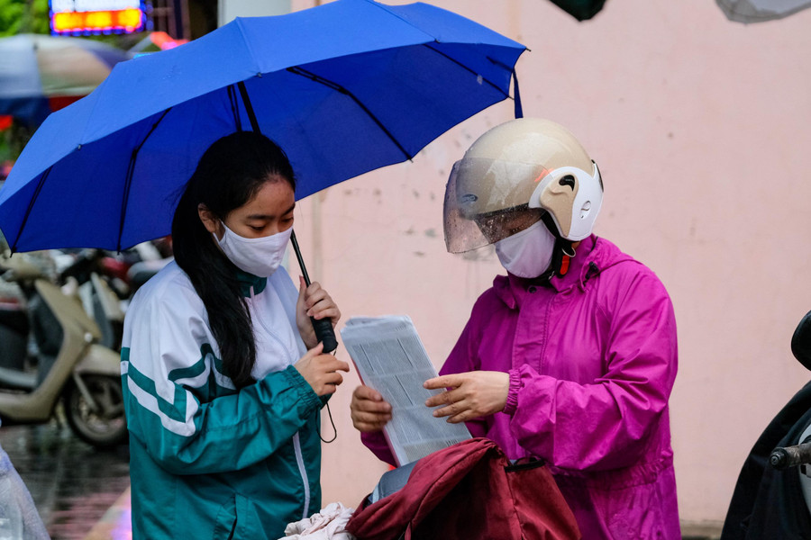 Phụ huynh dặn dò thí sinh trước khi vào phòng dự thi. Phụ huynh dặn dò thí sinh trước khi vào phòng dự thi.