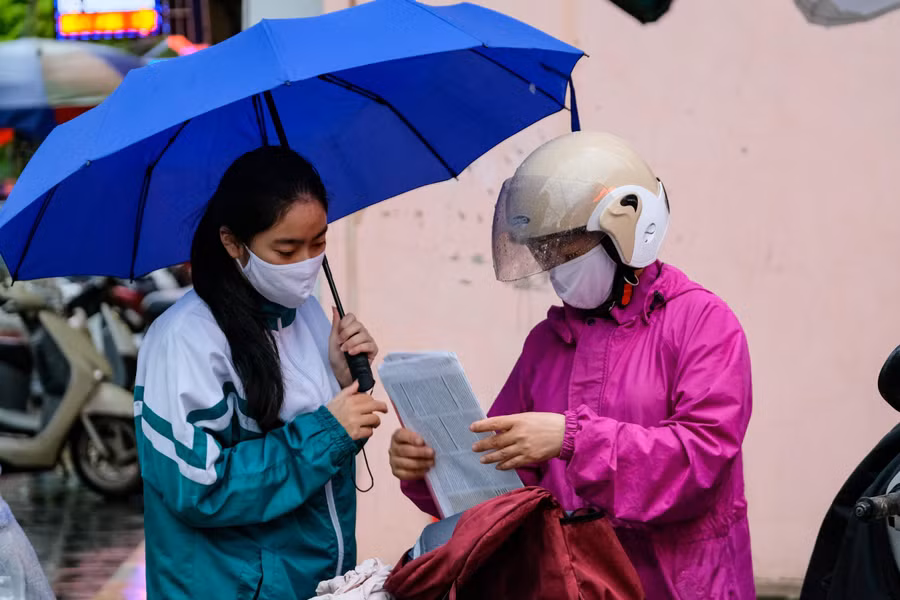 Phụ huynh dặn dò thí sinh trước khi vào phòng dự thi.