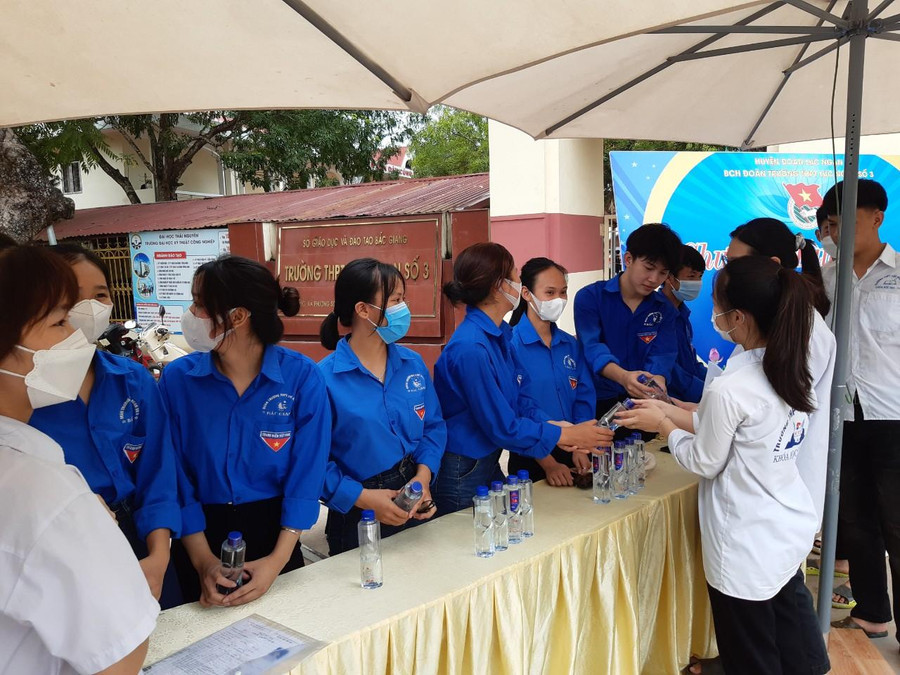 Tình nguyện viên gửi đến thí sinh những chai nước mát &quot;tiếp sức&quot; vững tin tại kỳ thi.