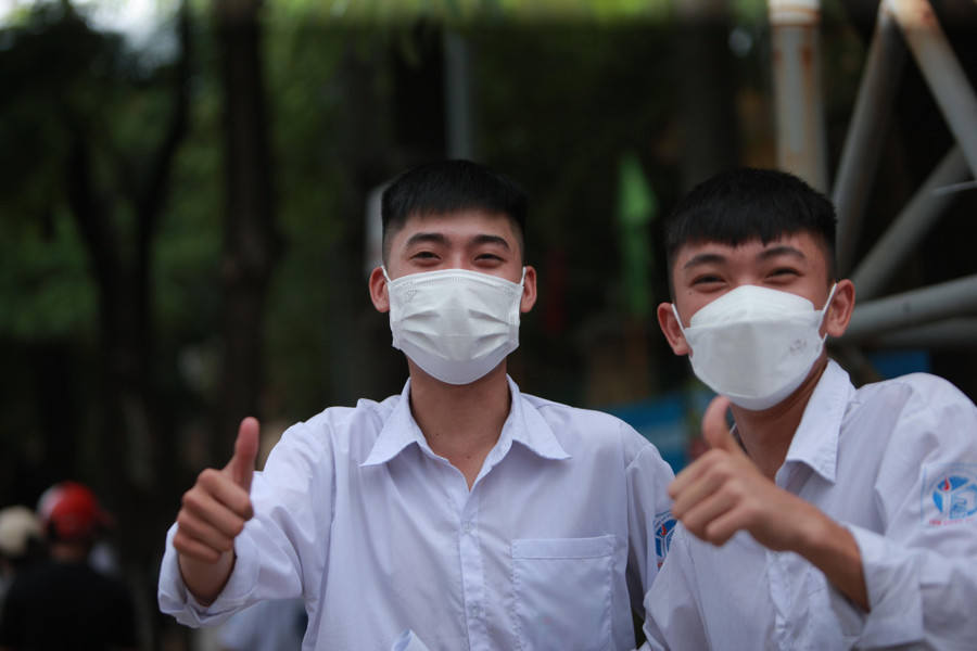 Thí sinh Điểm thi trường THPT Yên Dũng số 2 tự tin sau khi hoàn thành môn Ngữ văn. Thí sinh Điểm thi trường THPT Yên Dũng số 2 tự tin sau khi hoàn thành môn Ngữ văn.