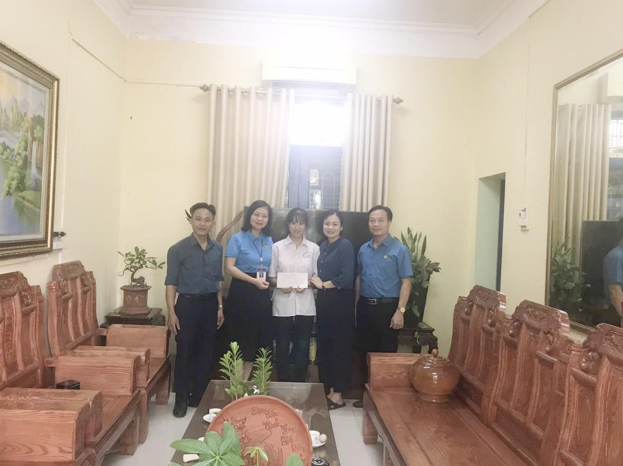 Bà Trần Thúy Hoàn – Chủ tịch Công đoàn ngành Giáo dục Bắc Giang thăm tặng quà cho học sinh Nguyễn Thị Thu Hằng tại trường THPT Lục Ngạn số 3.