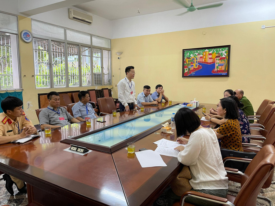 Ông Lê Đức Thuận - Trưởng phòng GD&ĐT quận Ba Đình trao đổi tại buổi kiểm tra. Ông Lê Đức Thuận - Trưởng phòng GD&ĐT quận Ba Đình trao đổi tại buổi kiểm tra.