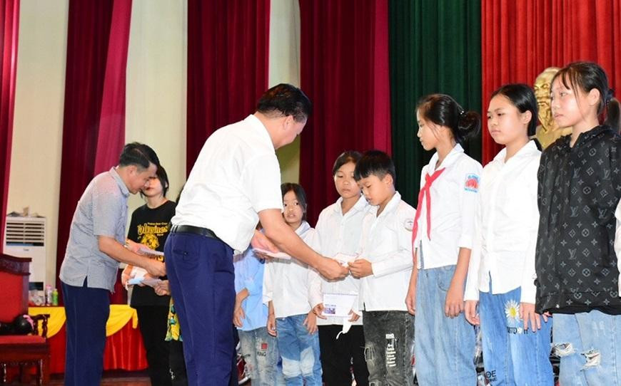 Đoàn trao quà cho học sinh nghèo vươn lên trong học tập. Đoàn trao quà cho học sinh nghèo vươn lên trong học tập.