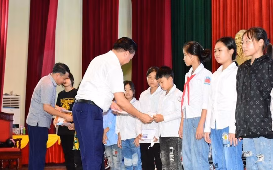 Đoàn trao quà cho học sinh nghèo vươn lên trong học tập.