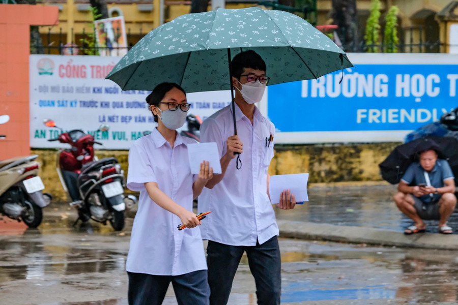 Chiếc ô được mang đến từ tình nguyện viên gửi cho đôi thí sinh vào phòng thi trường THPT Ngô Sĩ Liên (thành phố Bắc Giang). Chiếc ô được mang đến từ tình nguyện viên gửi cho đôi thí sinh vào phòng thi trường THPT Ngô Sĩ Liên (thành phố Bắc Giang).