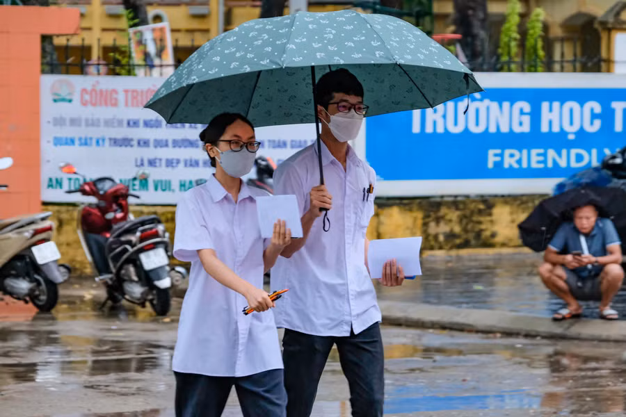 Chiếc ô được mang đến từ tình nguyện viên gửi cho đôi thí sinh vào phòng thi trường THPT Ngô Sĩ Liên (thành phố Bắc Giang).