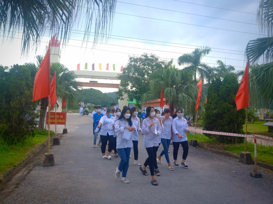 Thí sinh tại điểm thi Trường THPT Yên Dũng số 1 tự tin bước vào làm bài thi môn Ngữ Văn. Thí sinh tại điểm thi Trường THPT Yên Dũng số 1 tự tin bước vào làm bài thi môn Ngữ Văn.