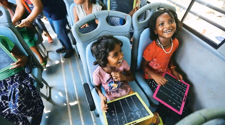 Số lượng học sinh trên "Xe buýt Hy vọng đã tăng gấp đôi kể từ lệnh phong tỏa năm 2020. (Ảnh: Tashi Tobgyal)