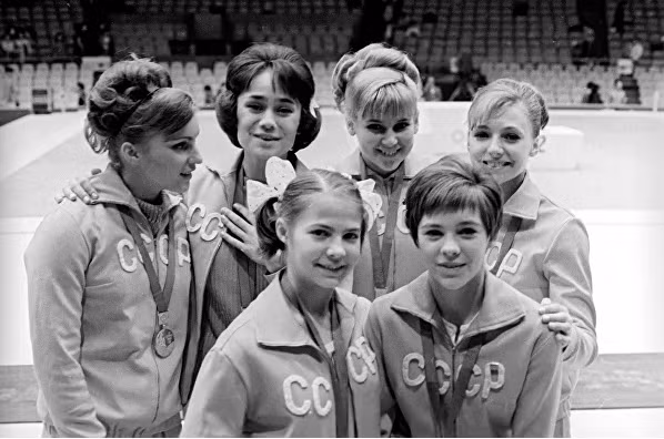 Nhưng thật đáng tiếc, đây là thành công cuối cùng của cô ấy trong lĩnh vực thể thao. Đến đầu những năm 1970, số lượng các vận động viên trẻ trong đội tuyển nữ tăng lên khá đáng kể. Voronina đã thua cuộc cạnh tranh và mất vị trí.Trong ảnh - Các nhà vô địch tại Olympic Mexico (1968) Lyudmila Turischeva, Lyubov Burda, Larisa Petrik, Zinaida Voronina, Olga Karaseva và Natalya Kuchinskaya.