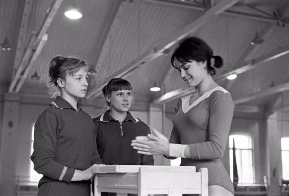 Voronina đã từng thử sức với vai trò làm huấn luyện viên nhưng mọi chuyện không thành. Và vào đêm trước của Thế vận hội 1980, một cuộc "truy quét" đã được tổ chức ở Moscow: tất cả những người vô gia cư, nghiện rượu, gái mại dâm và những thành phần khác dẫn đến "lối sống xã hội" đã bị đưa ra khỏi 101km xung quanh Moscow. Voronina cũng xuất hiện trong số đó ...