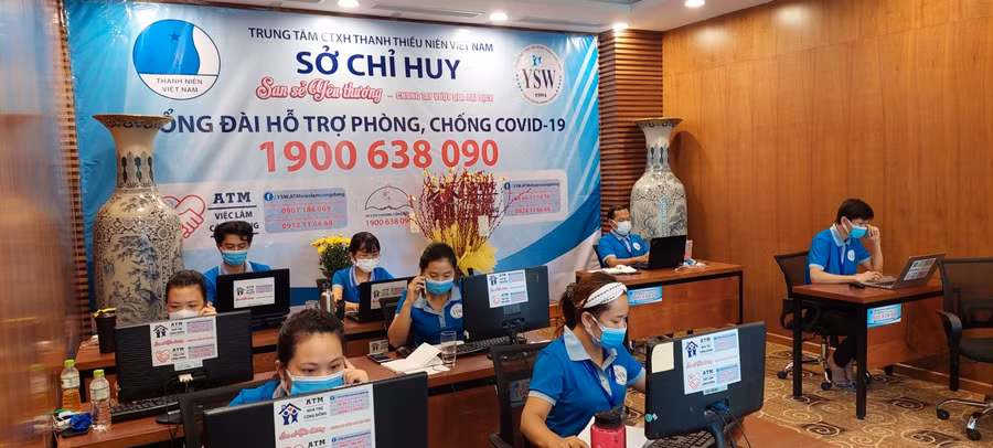 Ngay khi tổng đài 1900 638 090 hỗ trợ phòng, chống Covid-19 được thành lập, bà Tâm cũng tham gia vào làm tình nguyện viên.