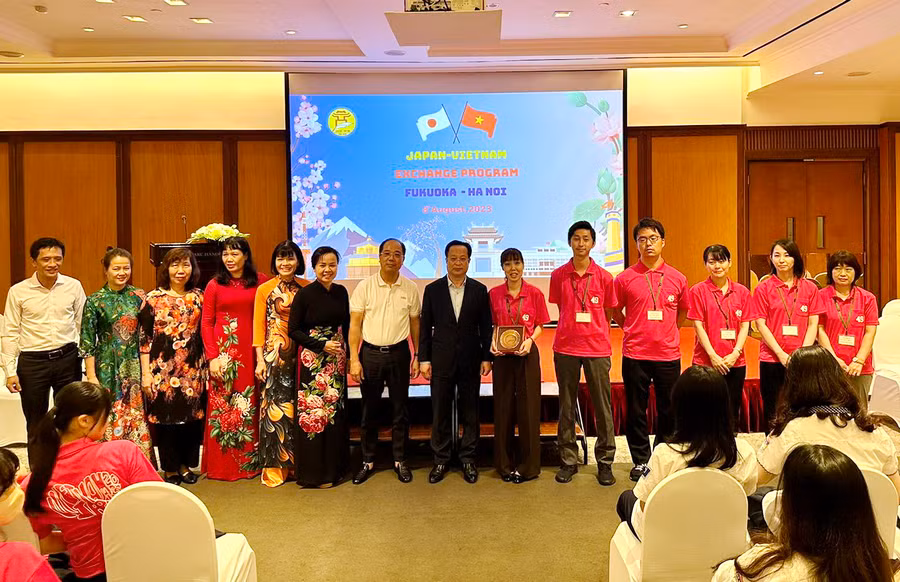 Các đại biểu chụp ảnh lưu niệm.