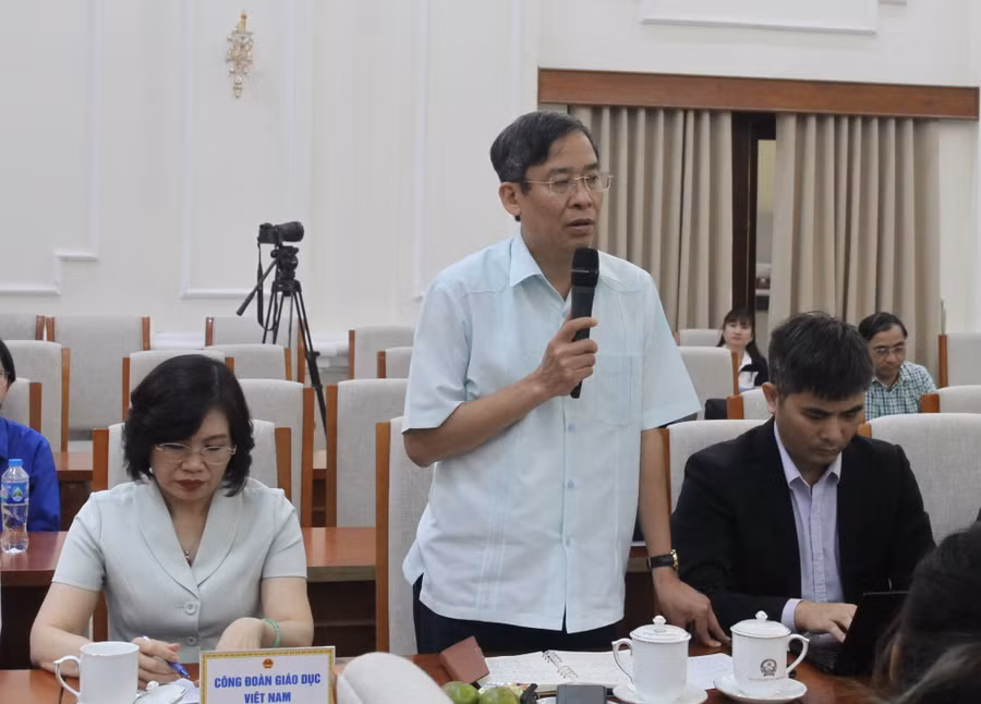 Đại diện lãnh đạo các Vụ, Cục chức năng của Bộ GD&amp;ĐT giải đáp thắc mắc của học sinh.