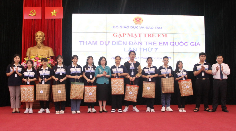 Thứ trưởng Ngô Thị Minh tặng quà cho các học sinh tham dự Diễn đàn trẻ em quốc gia lần thứ 7. Thứ trưởng Ngô Thị Minh tặng quà cho các học sinh tham dự Diễn đàn trẻ em quốc gia lần thứ 7.