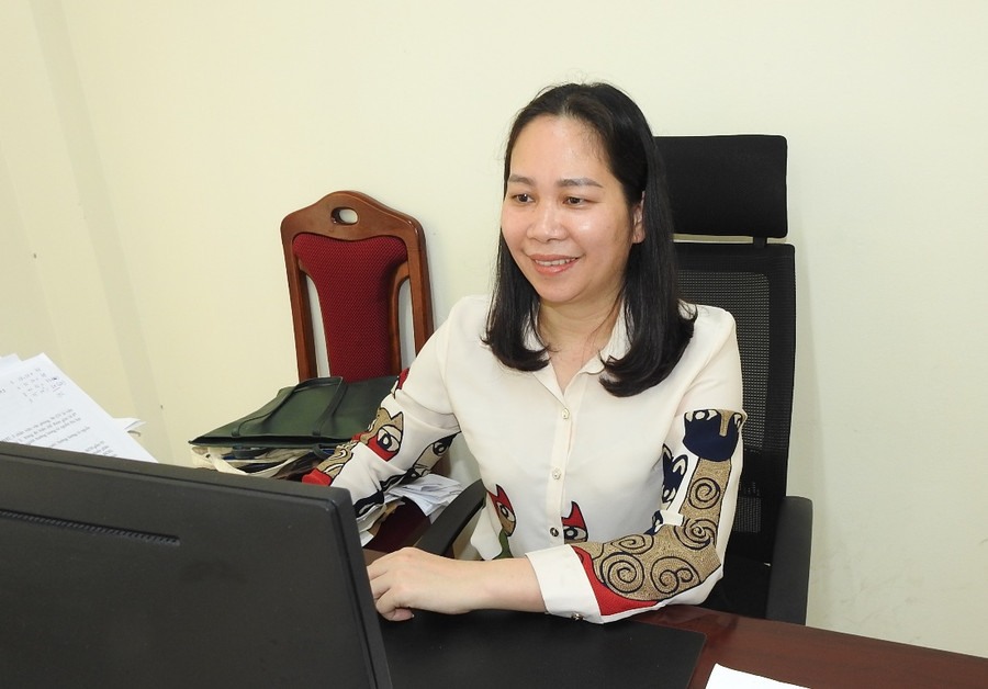 Cô Nguyễn Thị Tuyết Hồng, Phó hiệu trưởng Trường THPT Hòn Gai. Cô Nguyễn Thị Tuyết Hồng, Phó hiệu trưởng Trường THPT Hòn Gai.