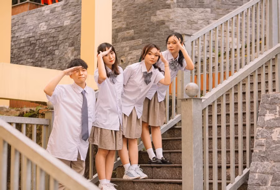 Hải và nhóm bạn nữ chụp ảnh kỷ yếu.