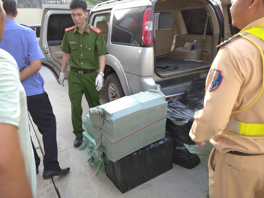 CSGT truy bắt ô tô chở thuốc lá lậu trên cao tốc