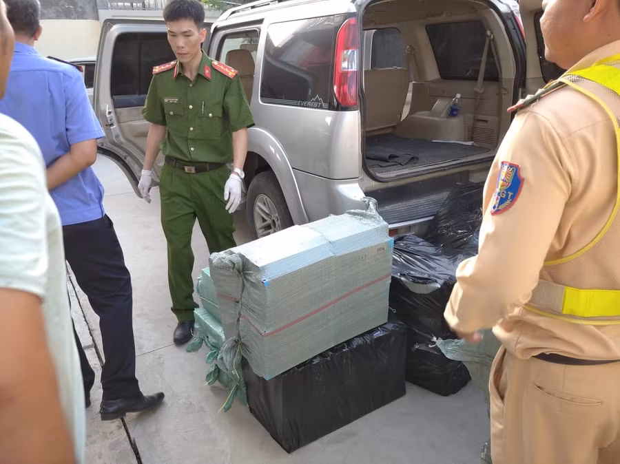 CSGT truy bắt ô tô chở thuốc lá lậu trên cao tốc