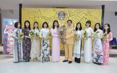 Những bóng hồng CSGT duyên dáng với áo dài truyền thống