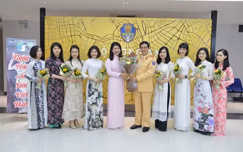 Những bóng hồng CSGT duyên dáng với áo dài truyền thống