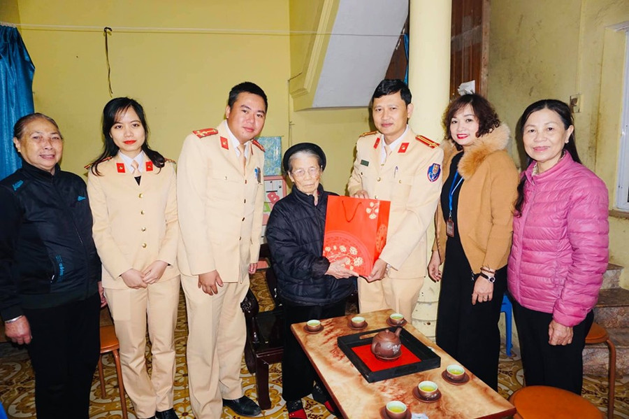 Hà Nội: Đội CSGT số 4 thăm và tặng quà mẹ liệt sỹ nhân ngày 8/3