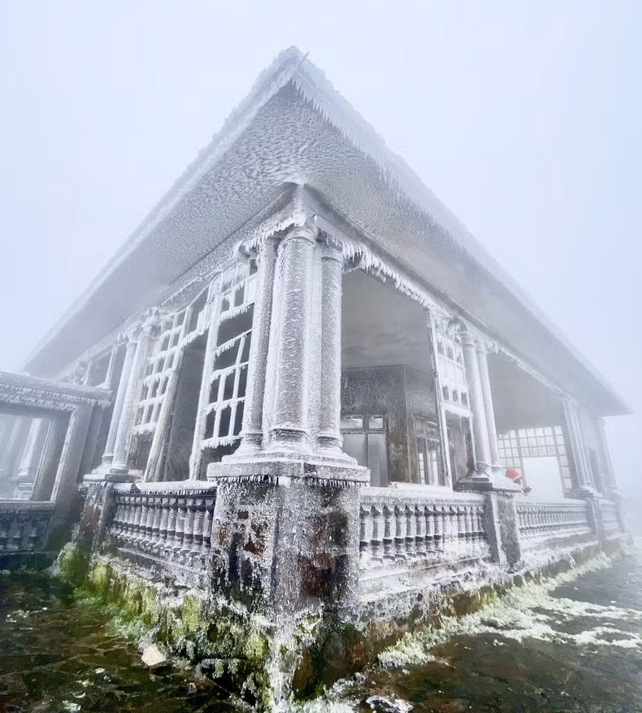 Nhiều ngôi nhà cổ ở Mẫu Sơn được băng phủ một màu trắng xóa. Ảnh Lăng Huy.