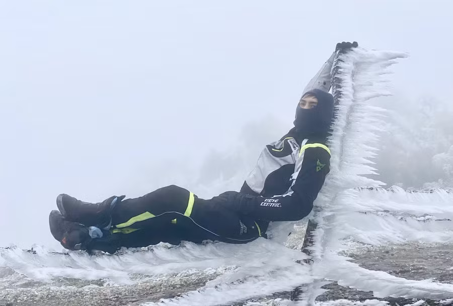 Nhiều du khách đến đây cố gắng để chụp cho mình những bức ảnh bên các tảng băng tuyết. Theo họ, đây là cảnh sắc hiếm hoi mới có được. Ảnh Lăng Huy.