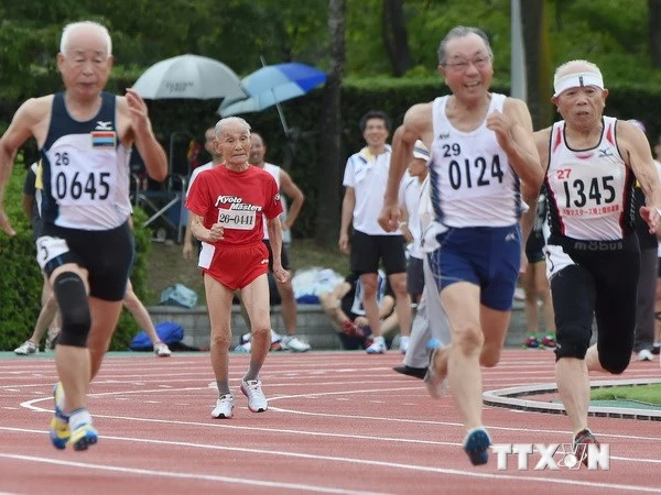 Cụ Hidekichi Miyazaki (áo đỏ) trong cuộc thi chạy 100m ở Kyoto ngày 3/8