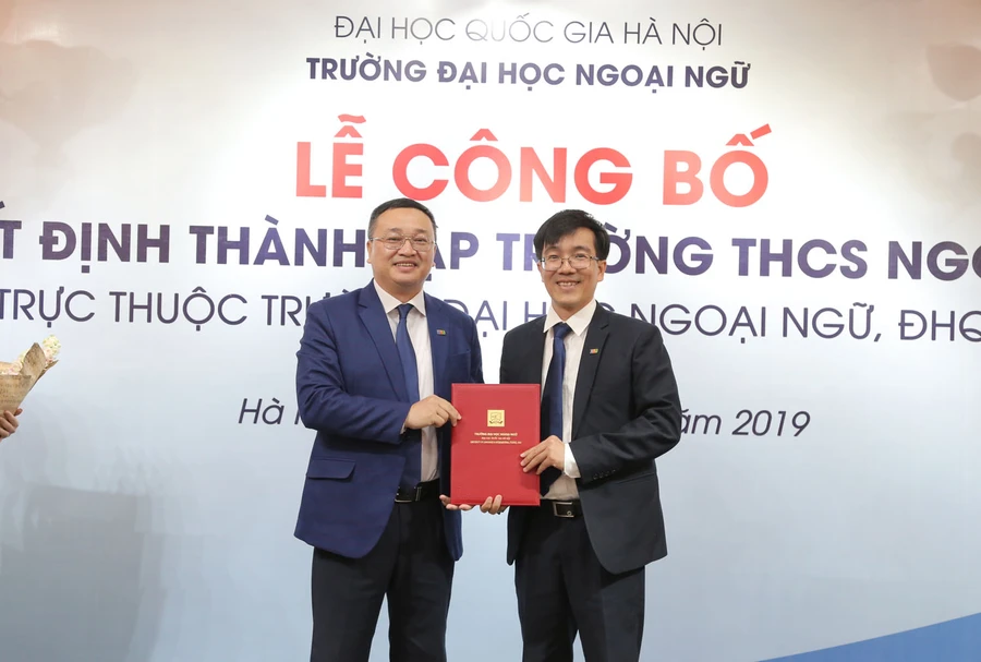 Ông Đỗ Tuấn Minh trao quyết định bổ nhiệm hiệu trưởng cho ông Nguyễn Phú Chiến