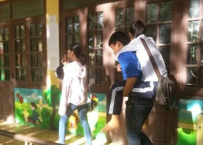 Vào phòng thi trên đôi chân sinh viên tình nguyện 