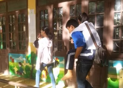 Vào phòng thi trên đôi chân sinh viên tình nguyện 