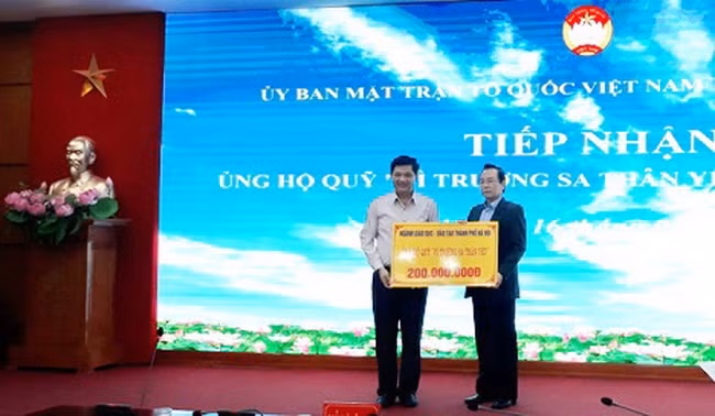 Ông Phạm Xuân Tiến- Phó Giám đốc Sở GDĐT Hà Nội ủng hộ Quỹ Vì Trường Sa thân yêu