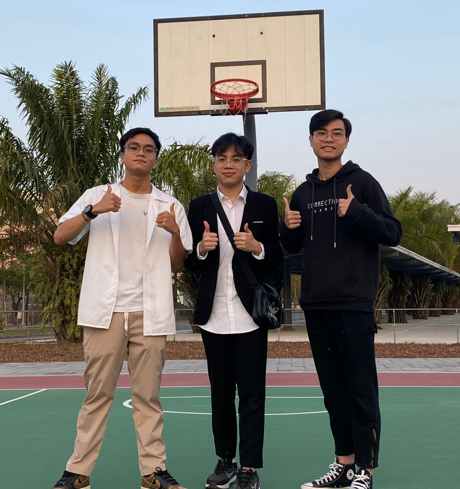 Phạm Nguyễn Minh Tuấn (giữa) - Học sinh lớp 12, Trường THPT Chuyên Khoa học Tự nhiên, ĐH Quốc gia Hà Nội, Huy chương Vàng Olympic Hóa học Quốc tế năm 2022. Ảnh: NC.