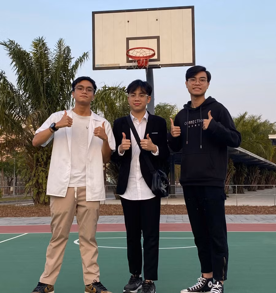 Phạm Nguyễn Minh Tuấn (giữa) - Học sinh lớp 12, Trường THPT Chuyên Khoa học Tự nhiên, ĐH Quốc gia Hà Nội, Huy chương Vàng Olympic Hóa học Quốc tế năm 2022. Ảnh: NC.