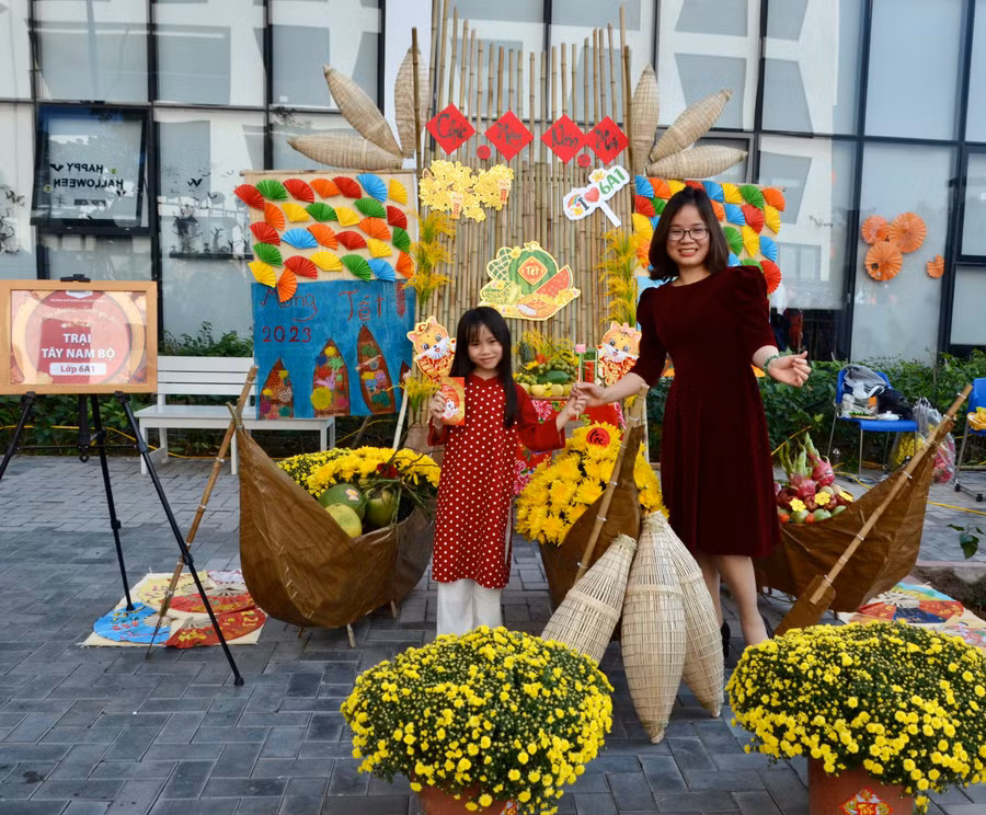 Học sinh trang trí không gian Tết truyền thống Tây Nam Bộ. Ảnh Ngô Chuyên.