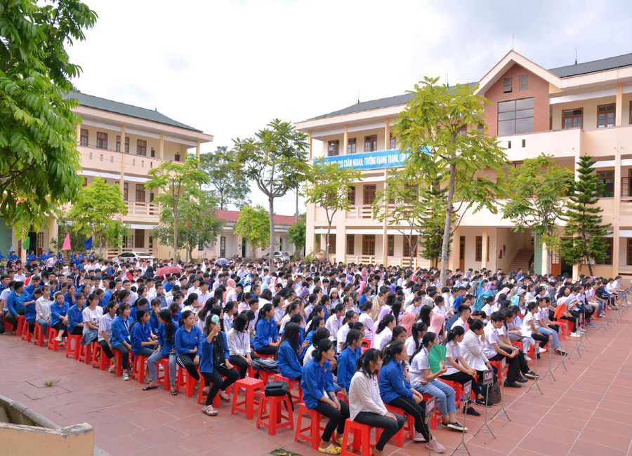 Toàn cảnh buổi sinh hoạt dưới cờ của học sinh Trường THPT Đồng Đăng. Ảnh NTCC. Toàn cảnh buổi sinh hoạt dưới cờ của học sinh Trường THPT Đồng Đăng. Ảnh NTCC.