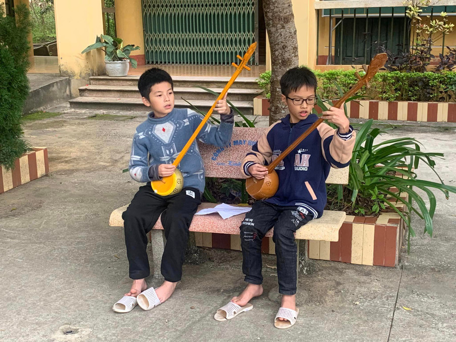 Sân trường, ghế đá là không gian mà học sinh có thể học đàn bất kỳ lúc nào. Ảnh NVCC. Sân trường, ghế đá là không gian mà học sinh có thể học đàn bất kỳ lúc nào. Ảnh NVCC.