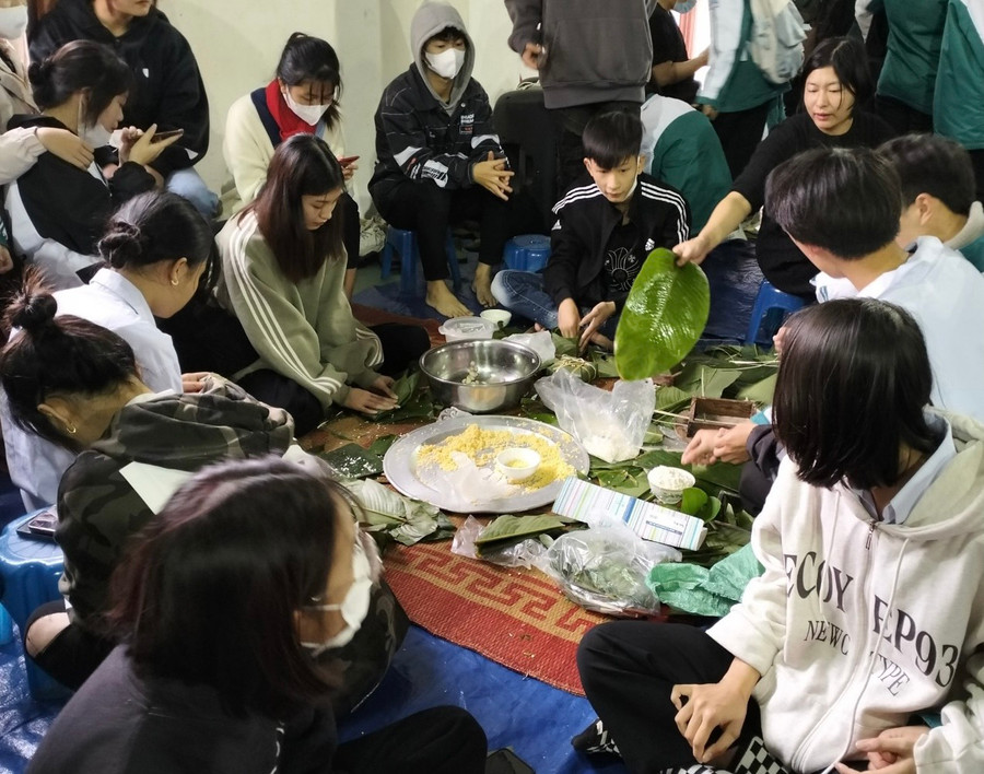 Học sinh Trường THPT Kim Sơn B gói bánh chưng.