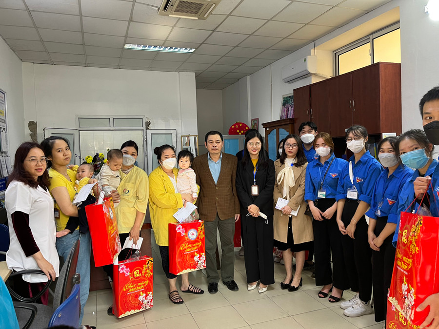 Bánh chưng và những phần quà nhỏ được trao cho các bệnh nhân nghèo ở Bệnh viện Đa khoa Đống Đa.