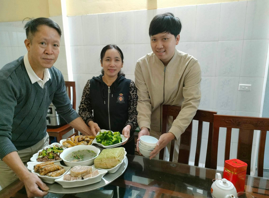 Năm nay, bác sĩ Khải và bố trực vào ngày mùng 2 Tết vì vậy anh tranh thủ cùng bố mình giúp mẹ chuẩn bị cơm Tất niên. Ảnh NVCC. Năm nay, bác sĩ Khải và bố trực vào ngày mùng 2 Tết vì vậy anh tranh thủ cùng bố mình giúp mẹ chuẩn bị cơm Tất niên. Ảnh NVCC.