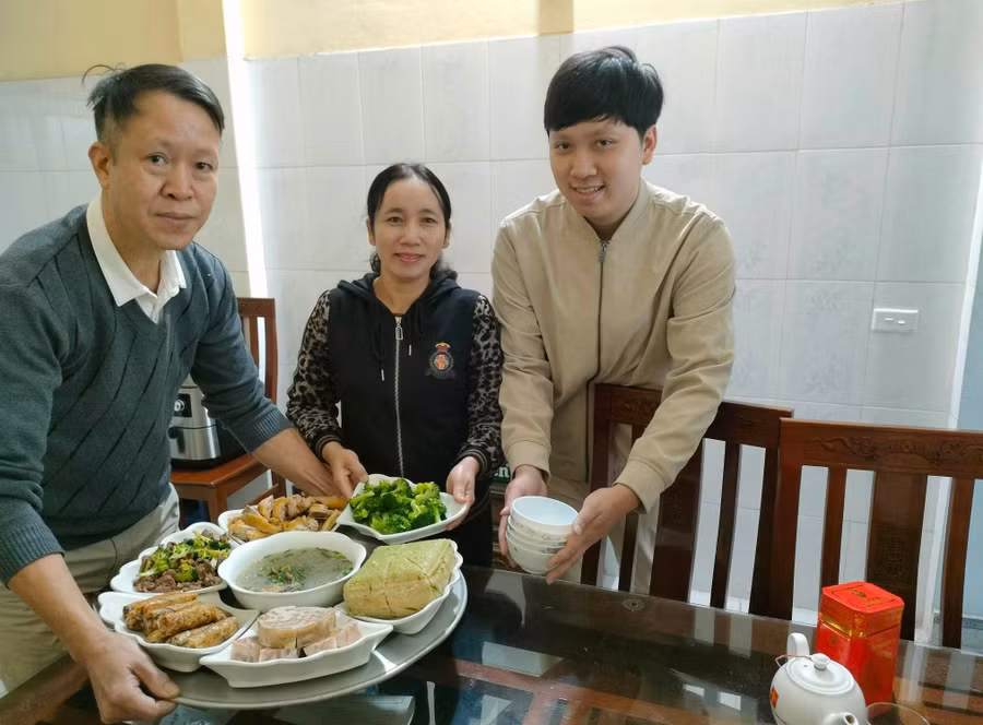 Năm nay, bác sĩ Khải và bố trực vào ngày mùng 2 Tết vì vậy anh tranh thủ cùng bố mình giúp mẹ chuẩn bị cơm Tất niên. Ảnh NVCC.