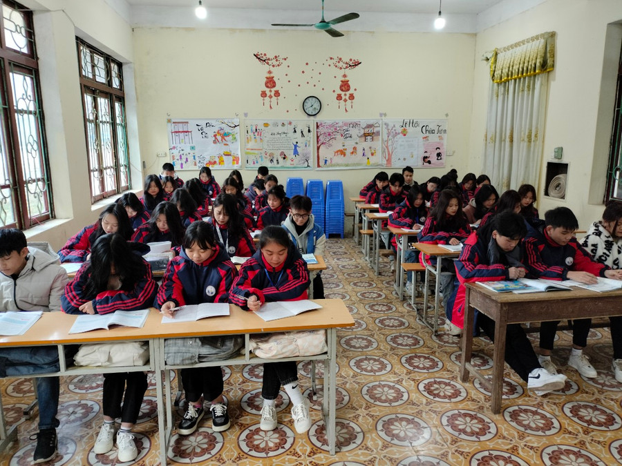 Buổi học đầu tiên của thầy trò Trường THPT Văn Lãng (huyện Văn Lãng, tỉnh Lạng Sơn) sau kỳ Tết Nguyên đán. Buổi học đầu tiên của thầy trò Trường THPT Văn Lãng (huyện Văn Lãng, tỉnh Lạng Sơn) sau kỳ Tết Nguyên đán.