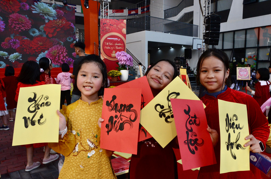 Niềm vui của học sinh sau khi xin chữ. Ảnh Ngô Chuyên.