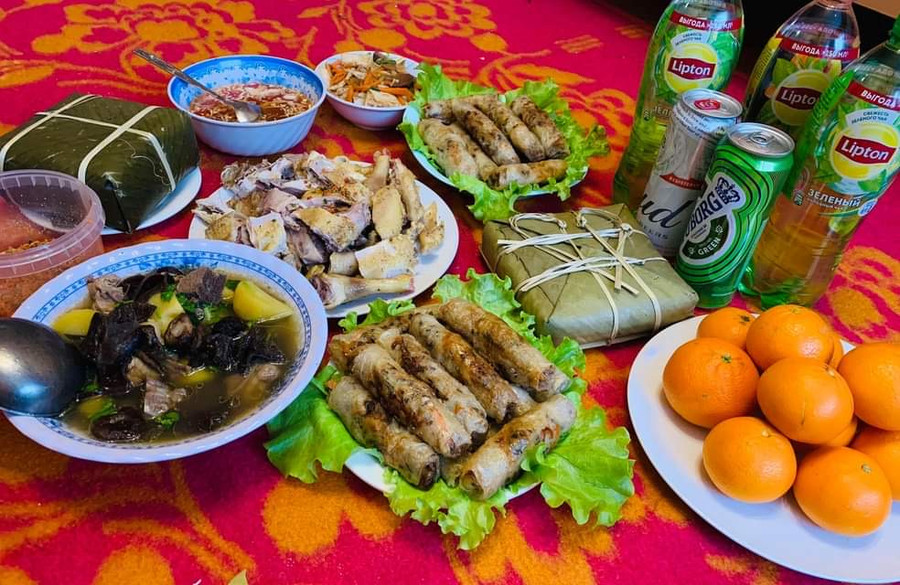 Những món ăn truyền thống trong ngày Tết cổ truyền của Việt Nam được du học sinh làm trong ngày Tết xa quê. Những món ăn truyền thống trong ngày Tết cổ truyền của Việt Nam được du học sinh làm trong ngày Tết xa quê.